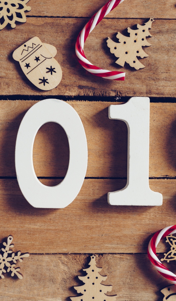 Цифры 2019 с украшениями на деревянном фоне