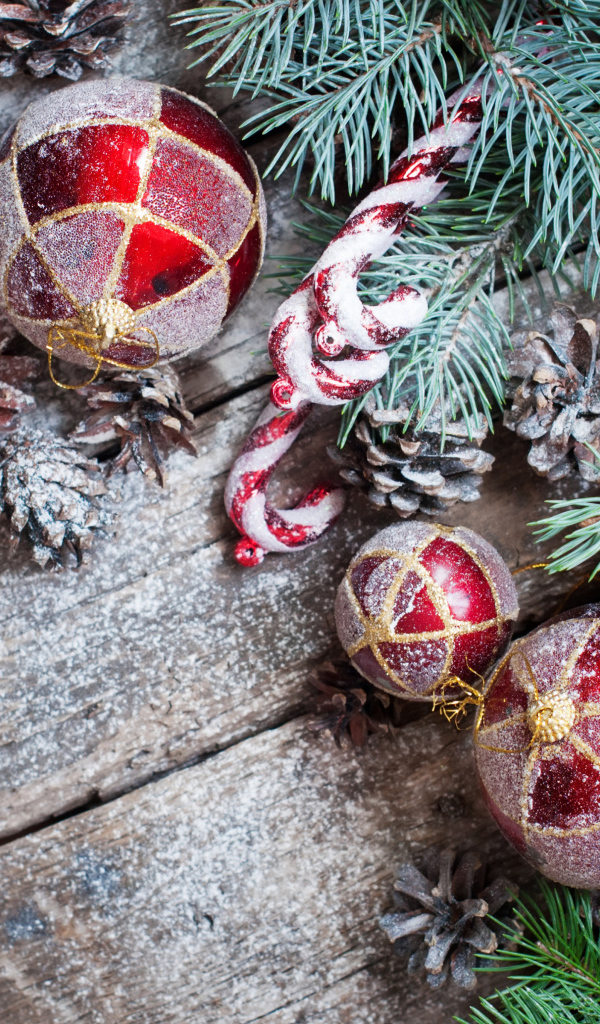 Красные еловые игрушки, шишки и зеленая еловая ветка на Новый год и Рождество 2019 