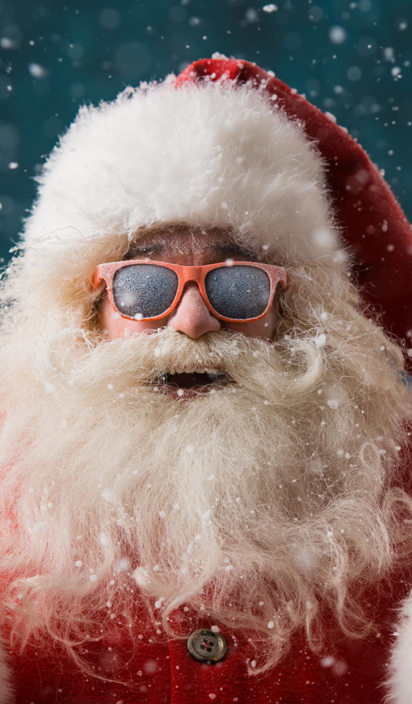 Санта Клаус в солнечных очках покрытых инеем