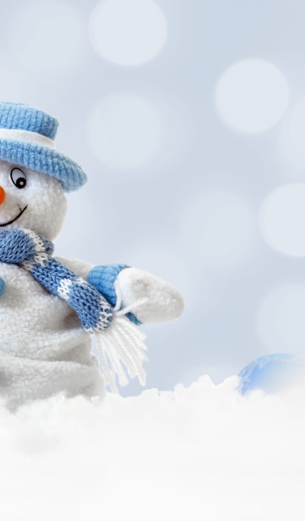 Игрушка снеговик и елочная игрушка на снегу 