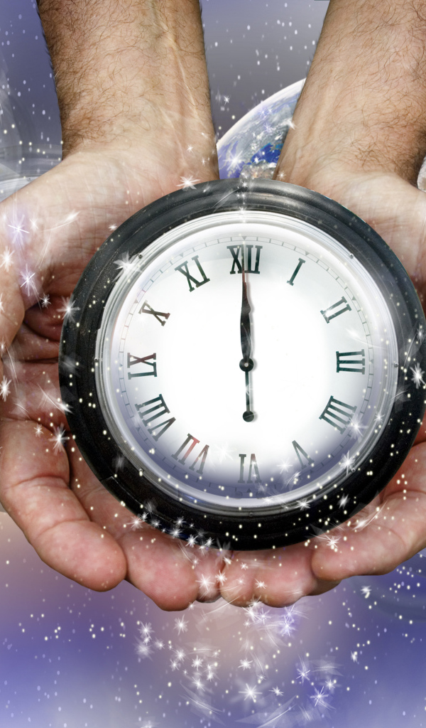 Часы с руках у мужчины показывают двенадцать ночи 