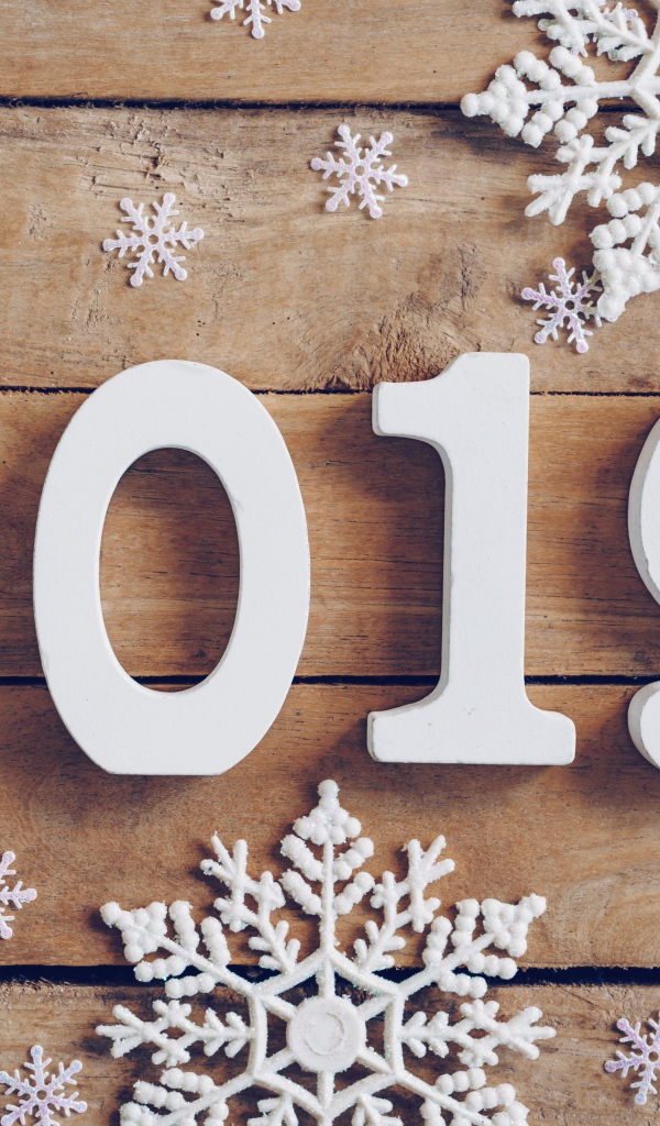 Белые цифры 2019 на деревянном столе с белыми снежинками