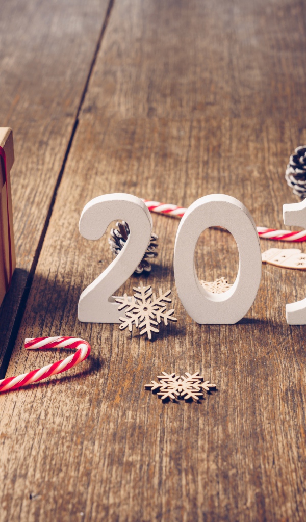 Белые цифры 2019 с подарком на деревянном полу