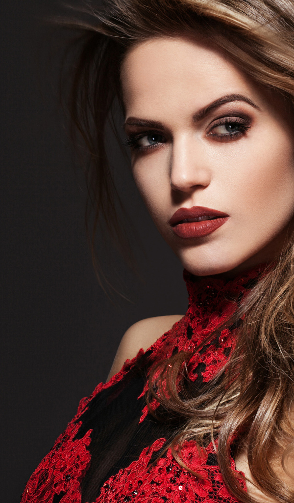 Красивая пара парень и девушка на сером фоне