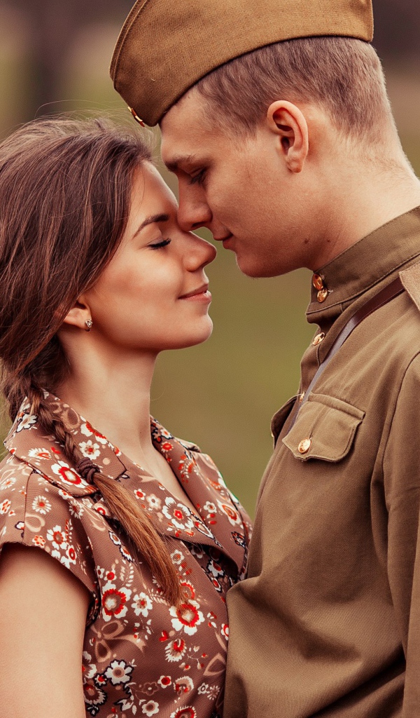 Девушка встречает солдата с войны, ретро фото 