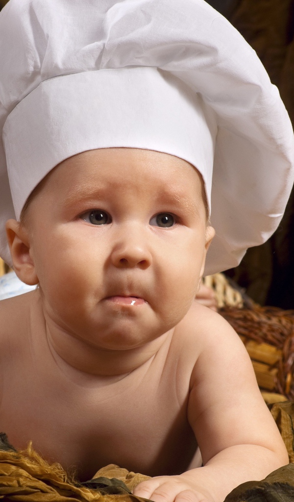 Младенец в белой шапке повара