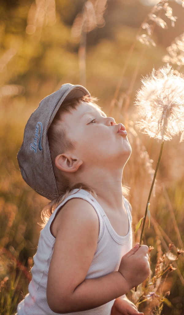 Мальчик с большим одуванчиком в руке