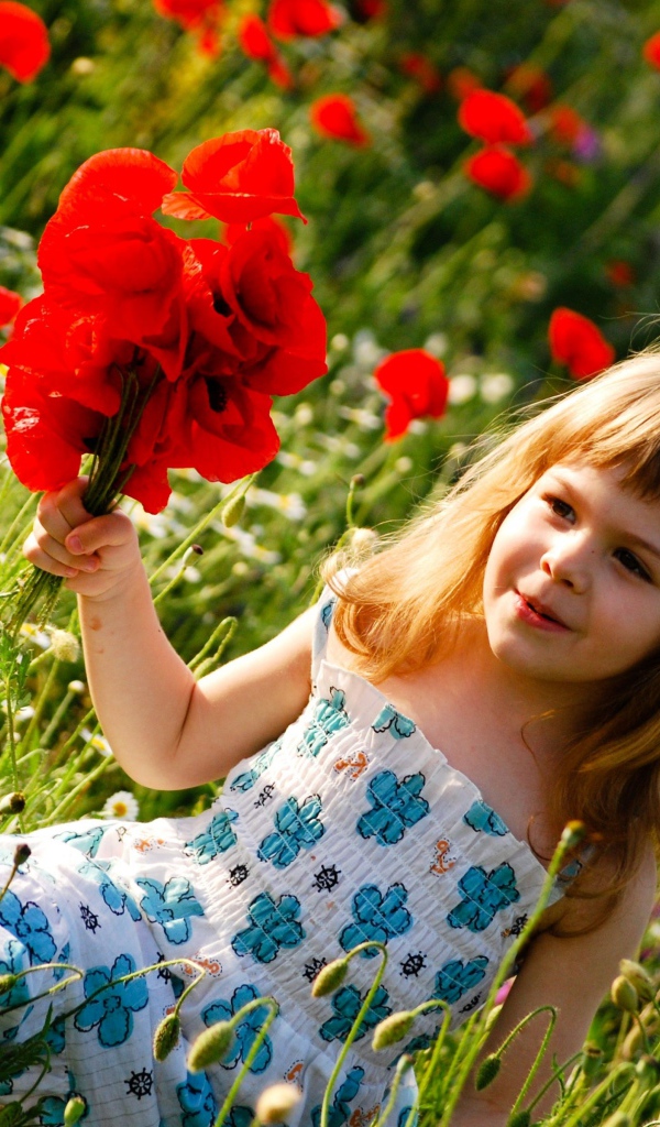 Милая маленькая девочка с букетом красных маков