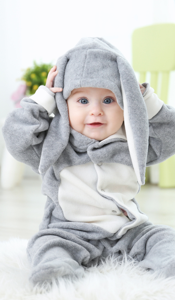 Маленький ребенок в костюме зайчика