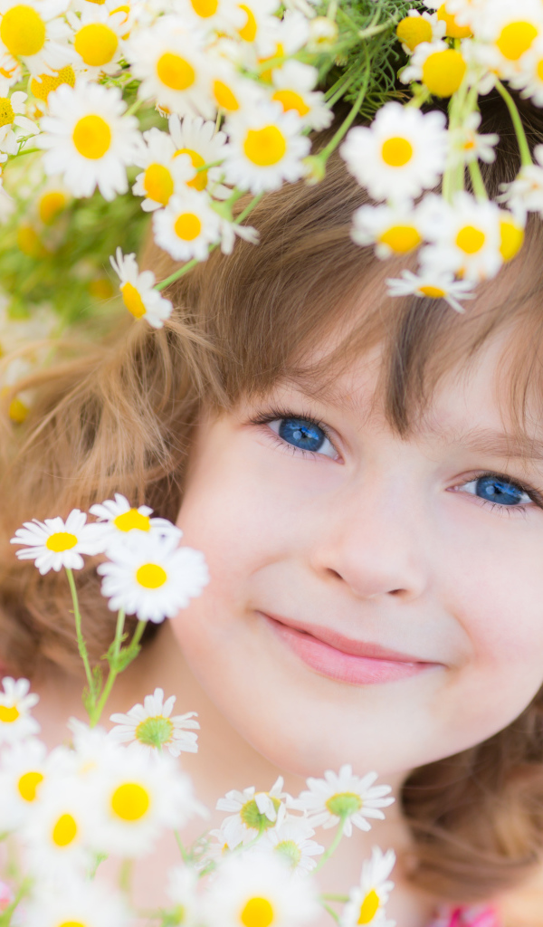 Маленькая девочка с венком из ромашек на голове