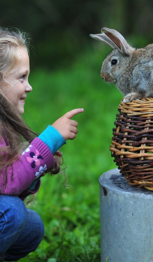 Маленькая длинноволосая девочка с кроликом