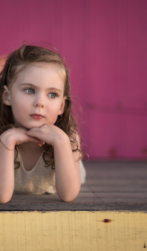 Милая маленькая девочка с красивыми глазами