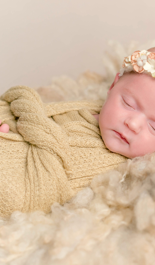 Спящий младенец с венком на голове