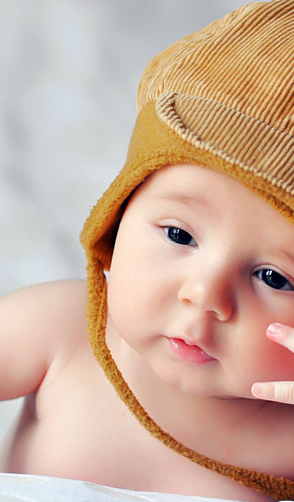 Маленький ребенок подложил руку под голову