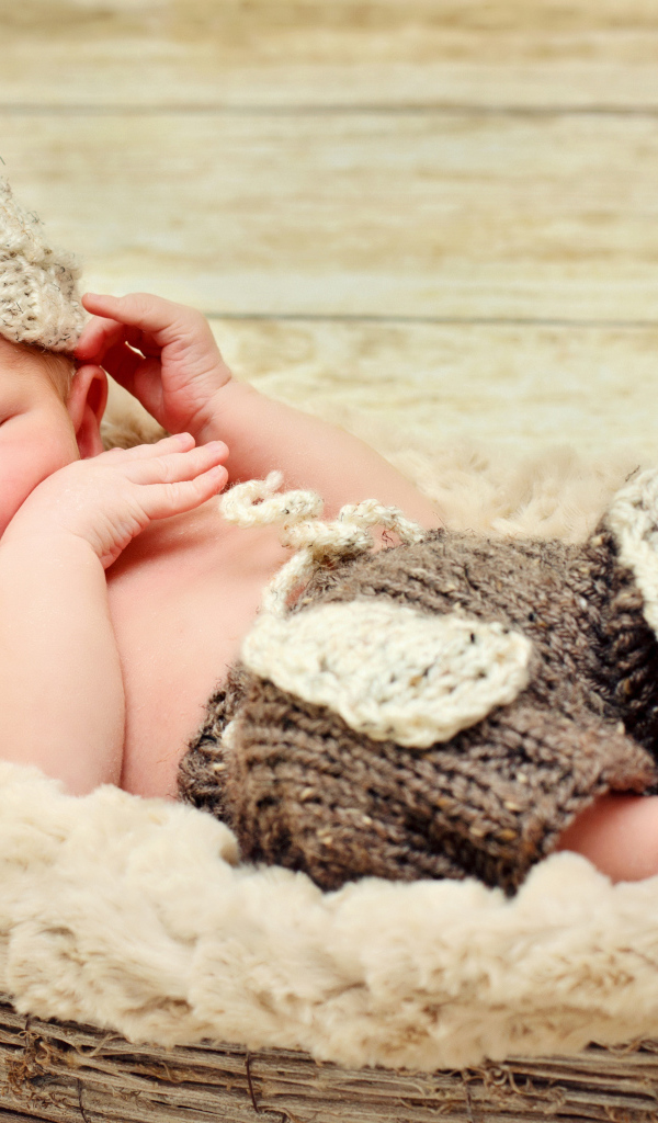 Маленький спящий младенец в шапке