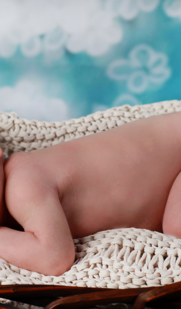 Маленький спящий грудной ребенок в колыбели