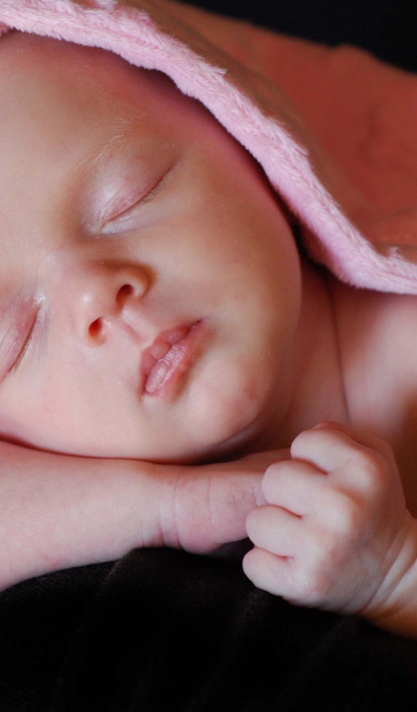 Милый спящий младенец под розовым покрывалом