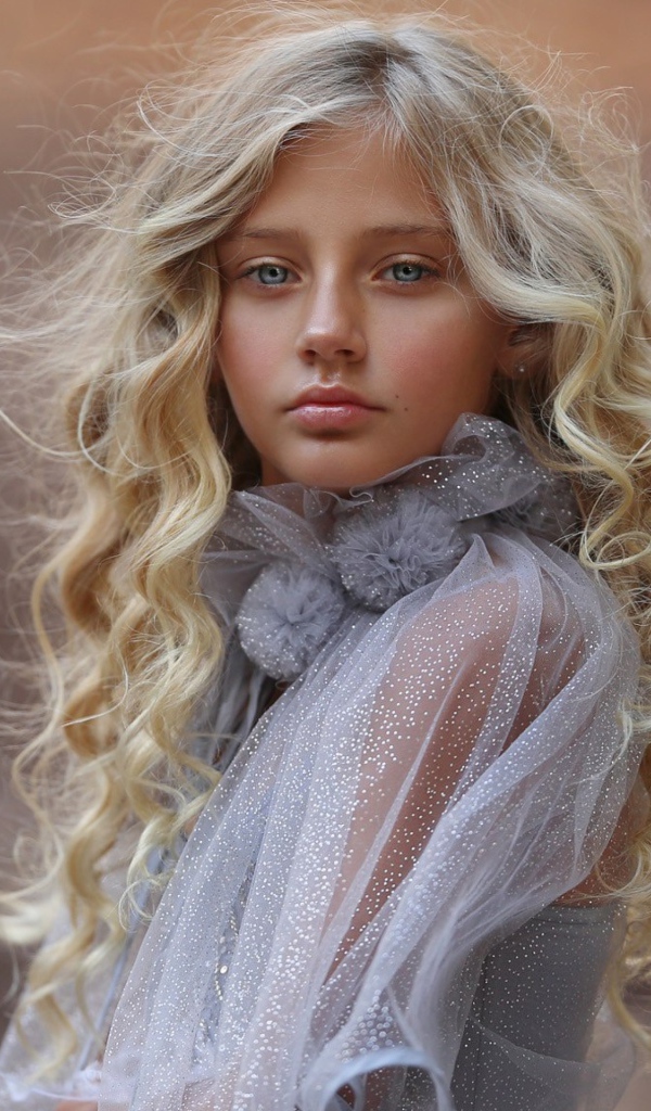 Красивая светловолосая девочка с голубыми глазами 