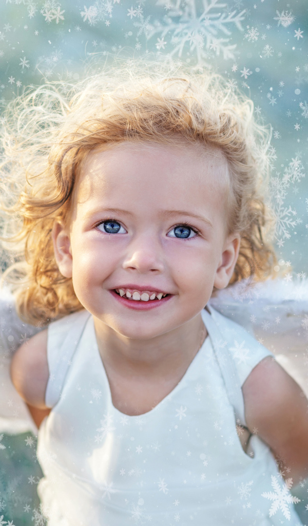 Красивая голубоглазая девочка с крыльями ангела