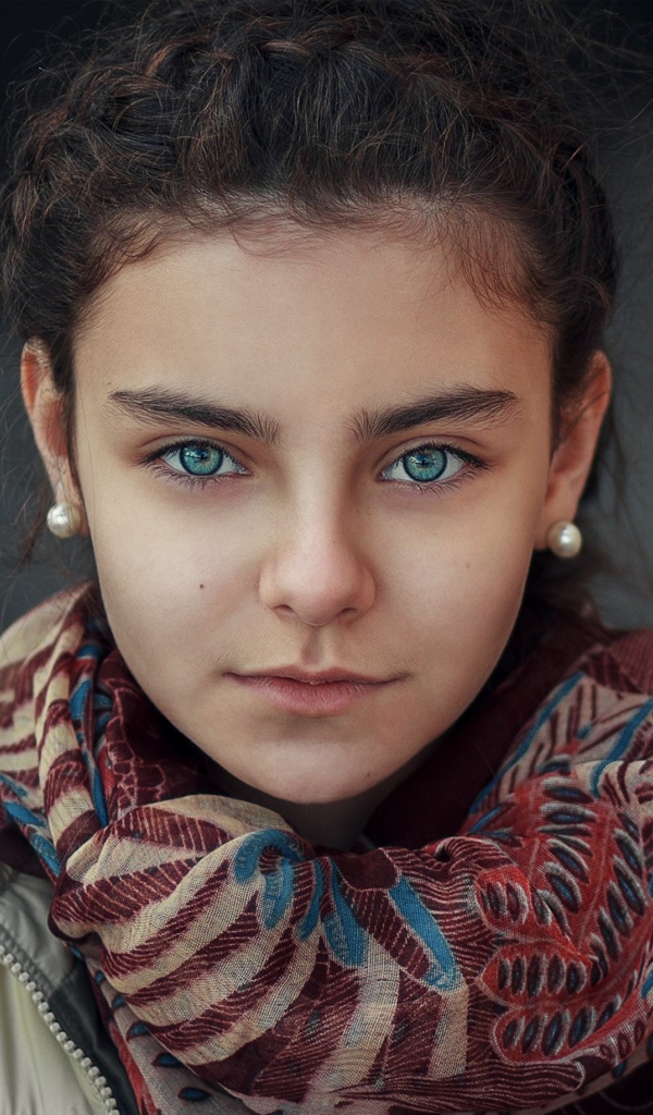 Красивая девочка с платком на шее