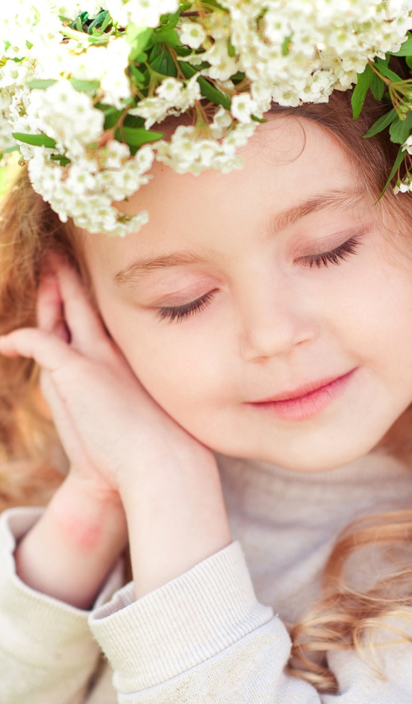 Красивая девочка с венком на голове