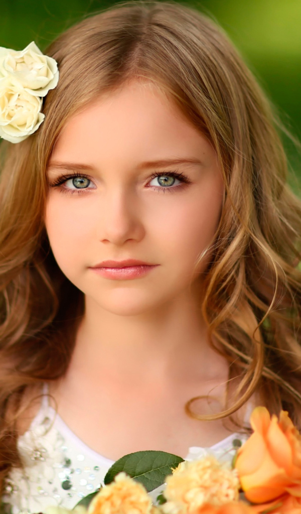 Красивая девочка с цветами в волосах