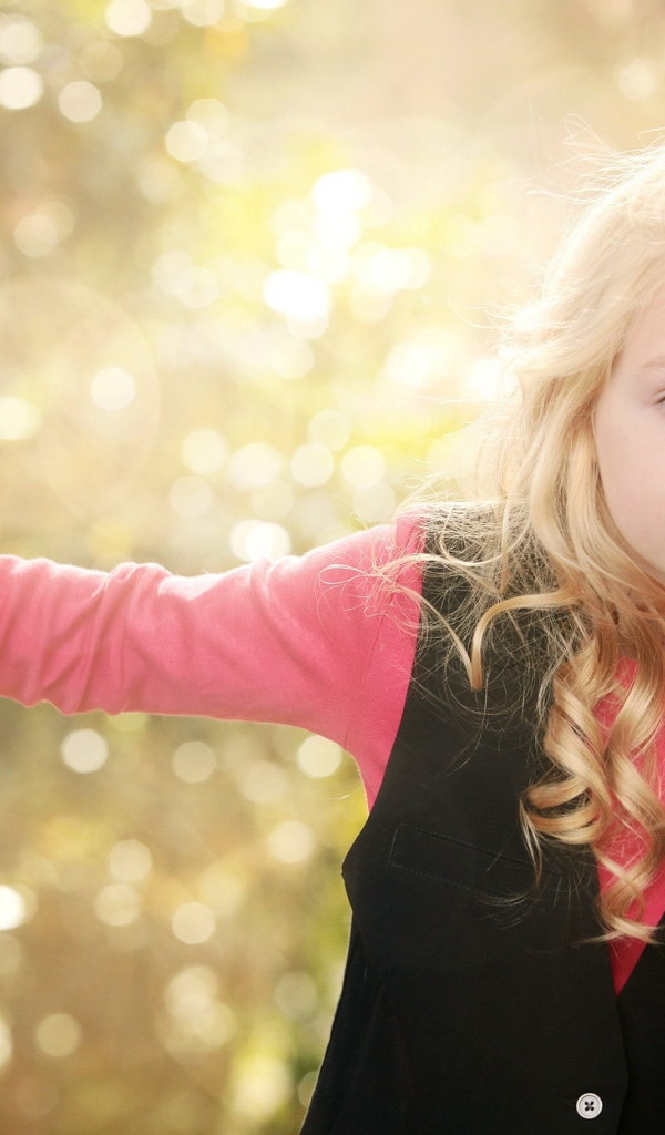 Красивая девочка с белыми кудрями