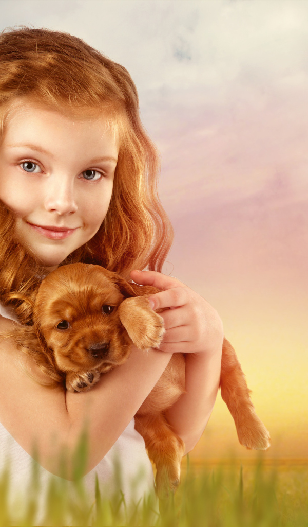 Красивая рыжеволосая девочка со щенком