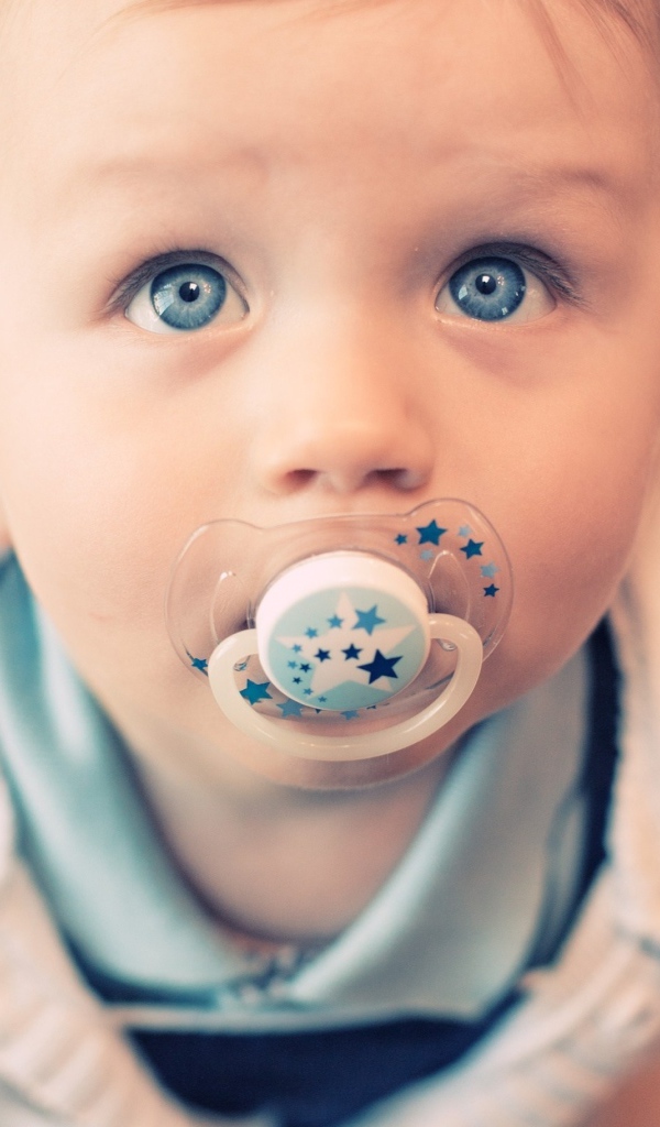 Голубоглазый маленький мальчик с пустышкой