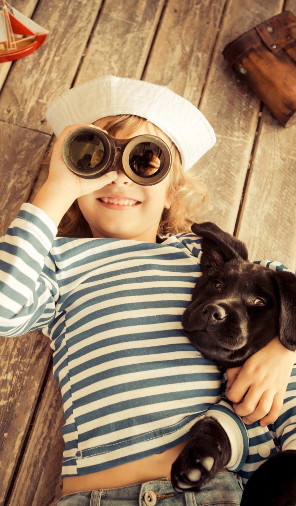 Мальчик с собакой играют в матросов