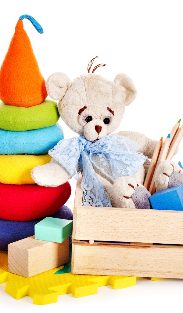 Детские игрушки на белом фоне