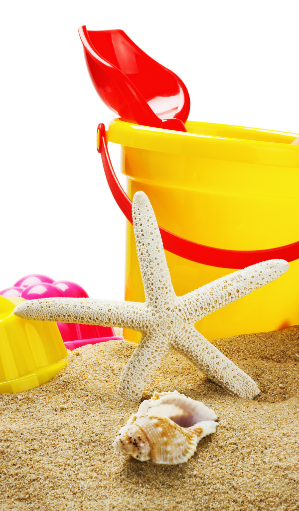 Детские игрушки с ракушками на песке