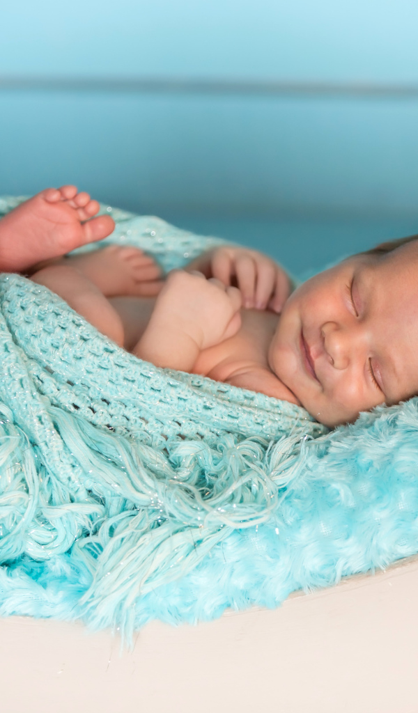 Милый грудной ребенок улыбается во сне