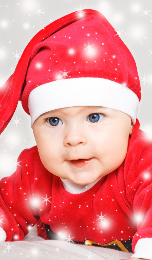 Милый голубоглазый ребенок в красном новогоднем костюме