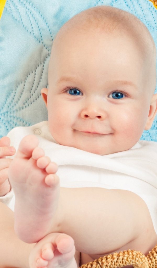 Милый голубоглазый младенец на кровати