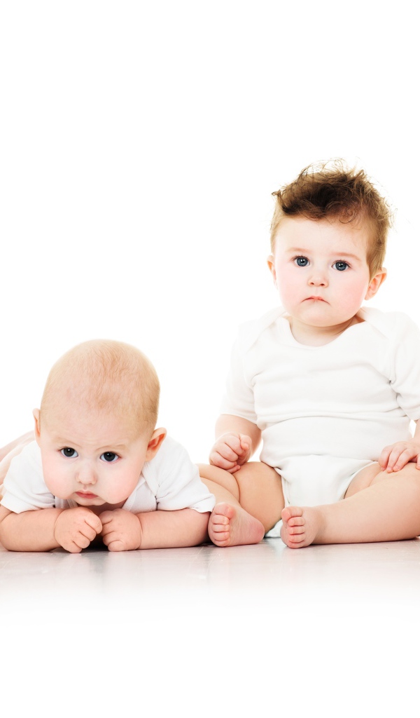 Четыре маленьких мальчика на белом фоне