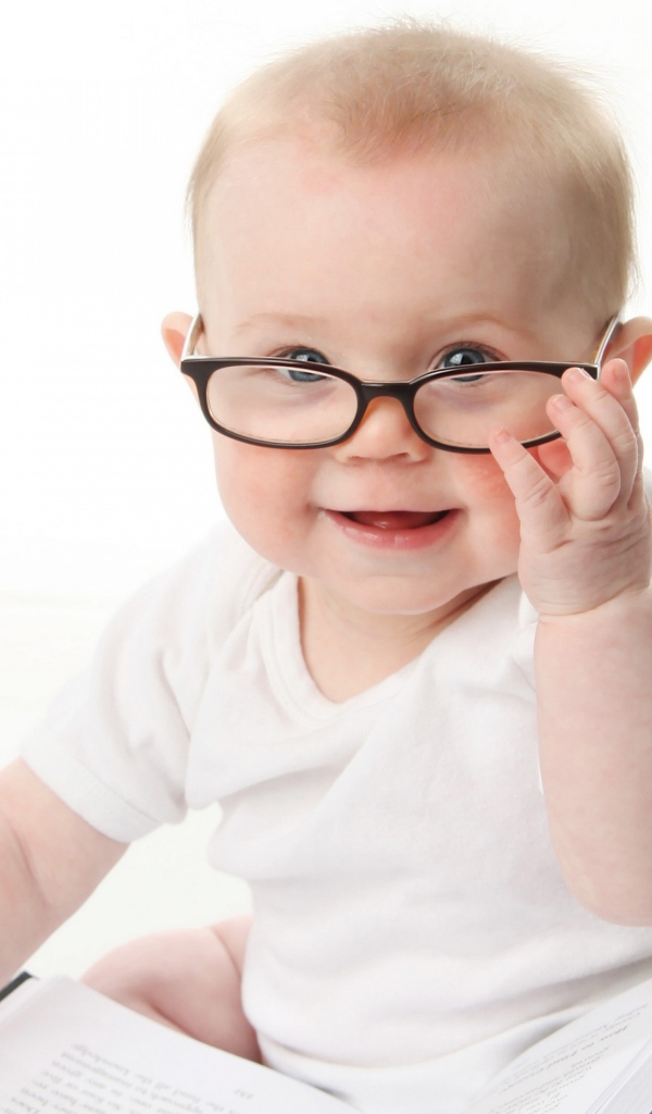 Забавный малыш в очках на белом фоне