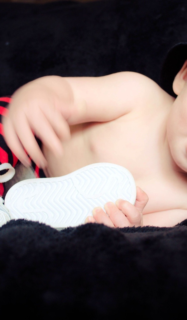 Забавный улыбающийся ребенок в черной панаме