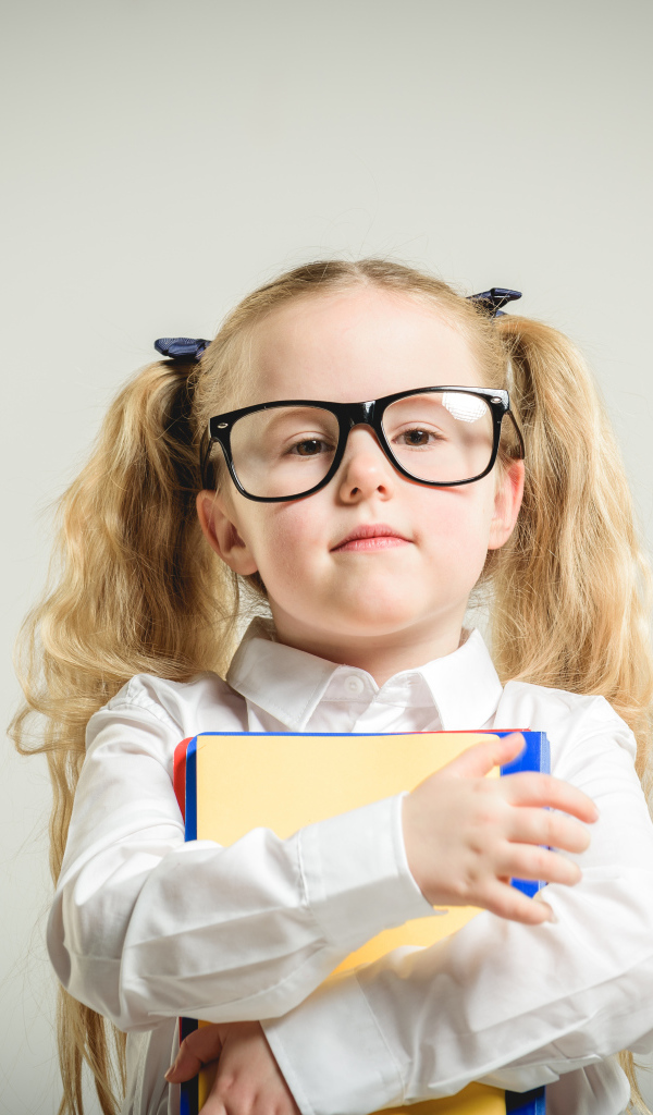 Девочка школьница в очках с книгами