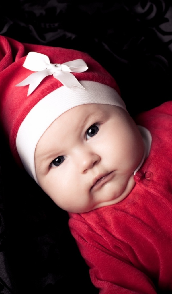 Грудной ребенок в красном новогоднем костюме