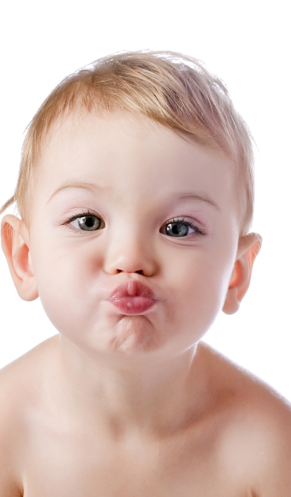 Воздушный поцелуй маленького ребенка