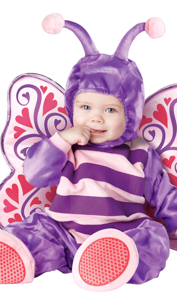 Маленький ребенок в костюме бабочки на белом фоне