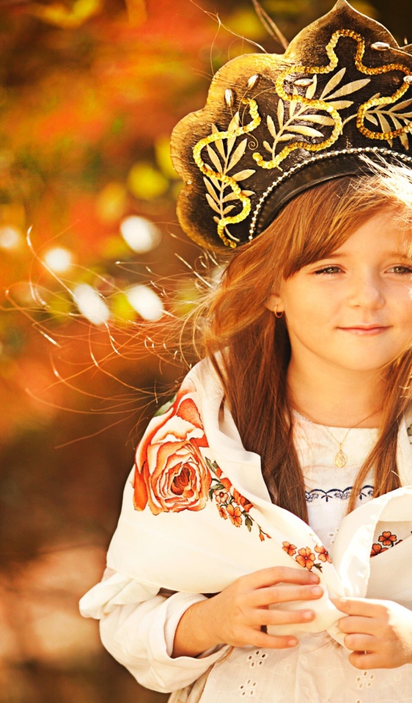 Маленькая красивая девочка в кокошнике 