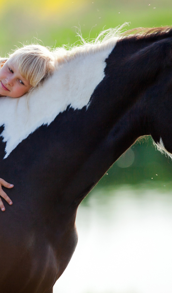 Маленькая девочка блондинка на коне