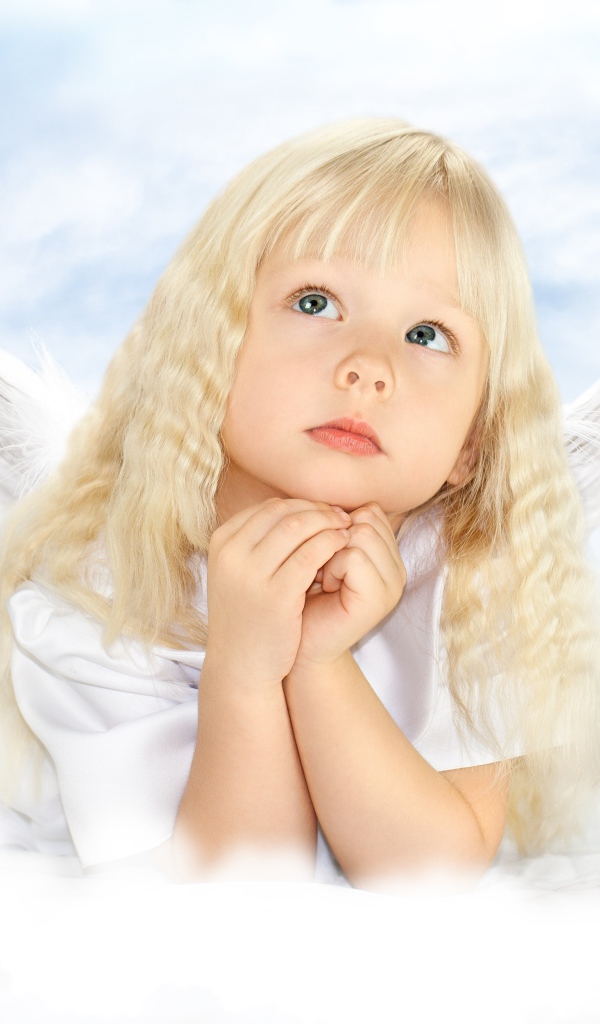 Маленькая девочка блондинка с крыльями ангела