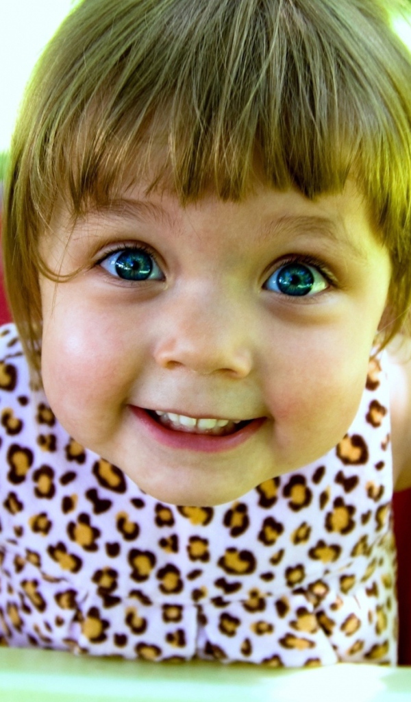 Маленькая голубоглазая девочка на качели