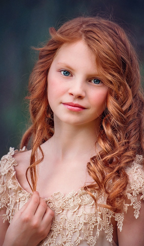 Маленькая голубоглазая рыжеволосая девочка в красивом платье