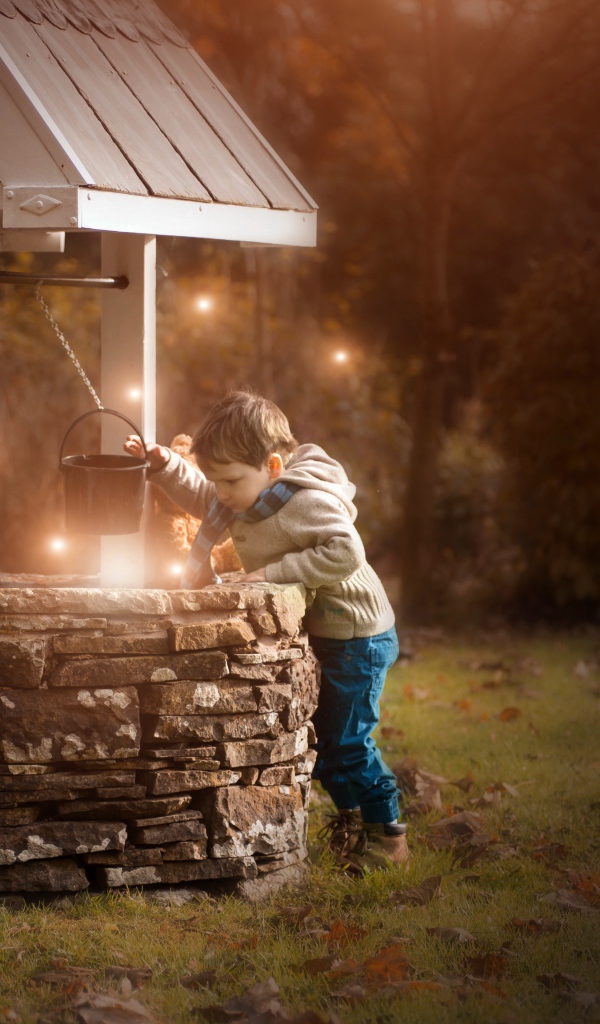 Маленький мальчик у колодца 