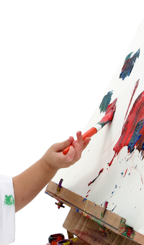 Маленький мальчик рисует красками 