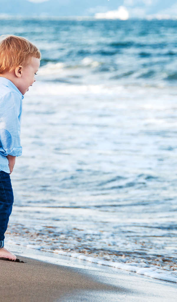 Маленький мальчик на берегу моря 